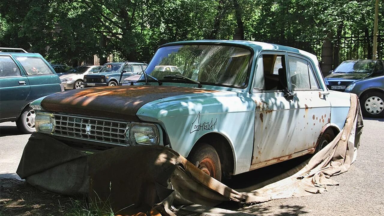 Машина машина какашка. Старые машины на дорогах россии. Ваз 2101 в фильме инспектор гаи. Старая машина без колес. Брошенные газ 21 москва.