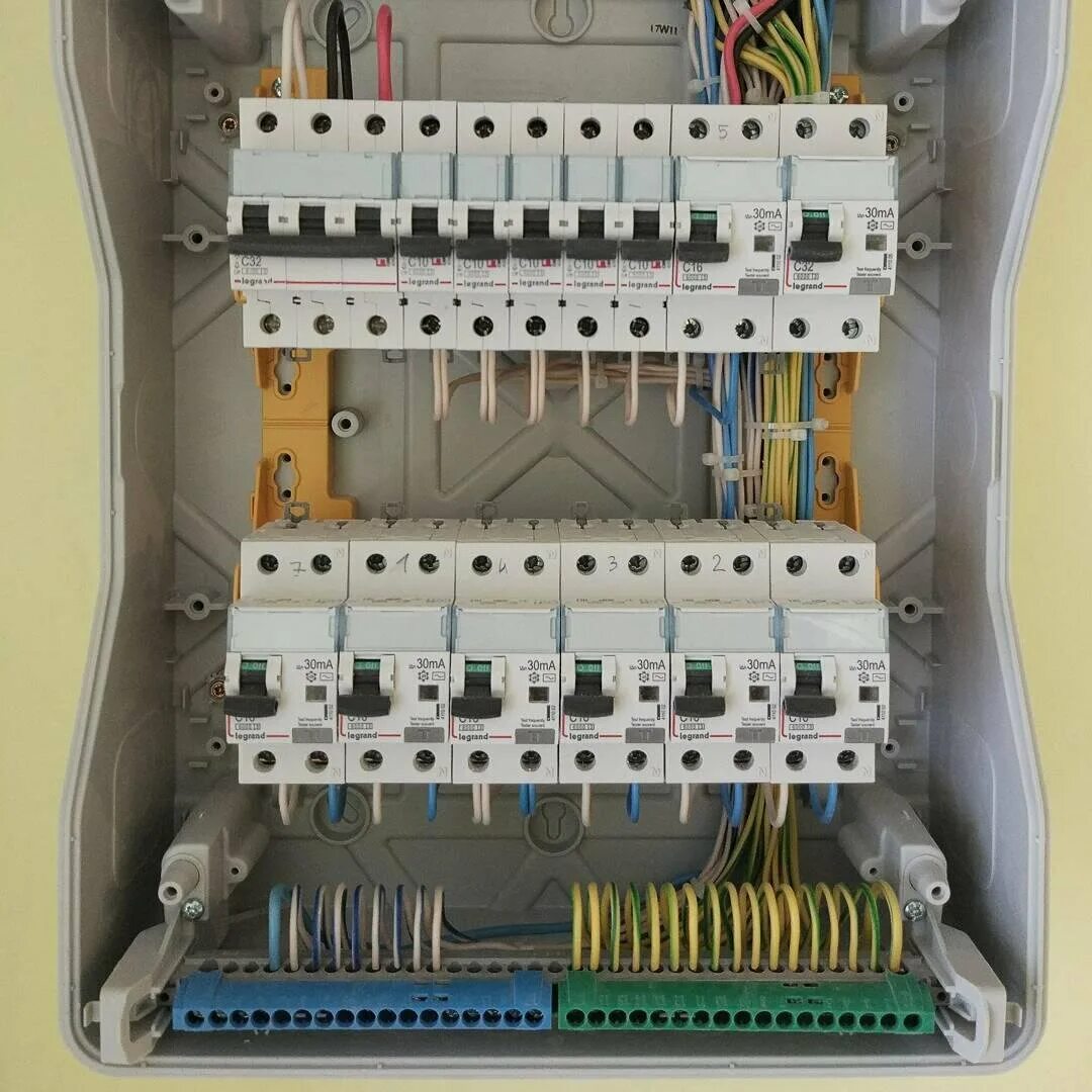 Щит распределительный электромонтаж. Электромонтаж распред щита. Щит электрический электромонтаж щита. Щит распределительный квартирный расключенный. Сборка эл щита