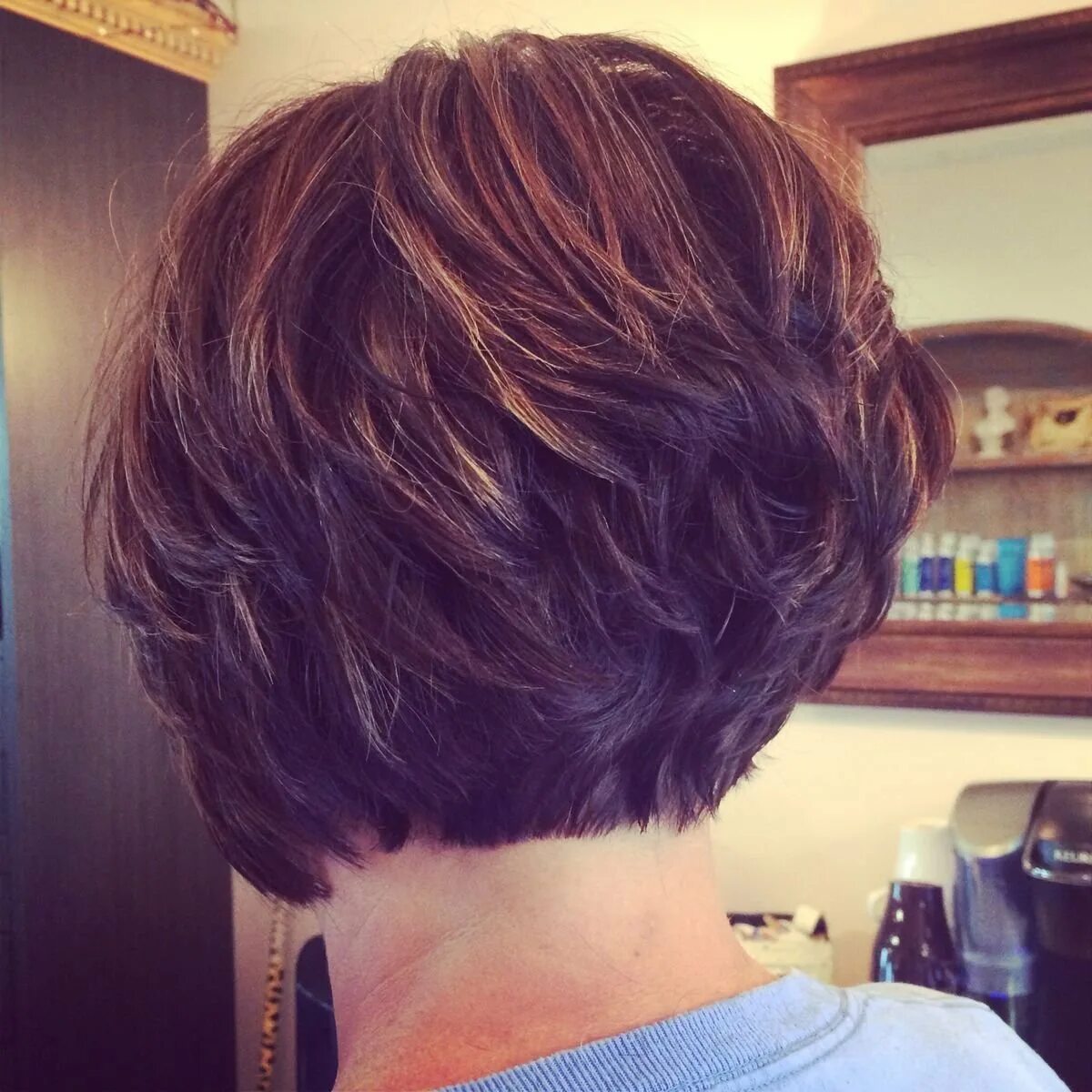 Стрижка женская с объемным затылком фото. Стрижка layered short Bob. Градуированный Боб. Боб Вэл стрижка. Каре Боб градуированное 2022.