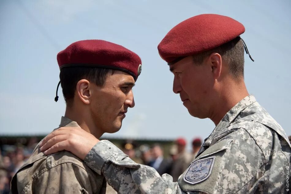 Краповый берет видео. Краповый берет. спецназ краповый берет. офицеры спецназа краповые береты. берет краповый берет.
