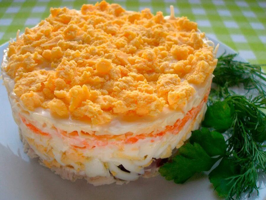 Рецепт салата с сыром нежный. Салат нежность. слоеный салат нежность. салат нежный слоями. салат нежность с курицей.