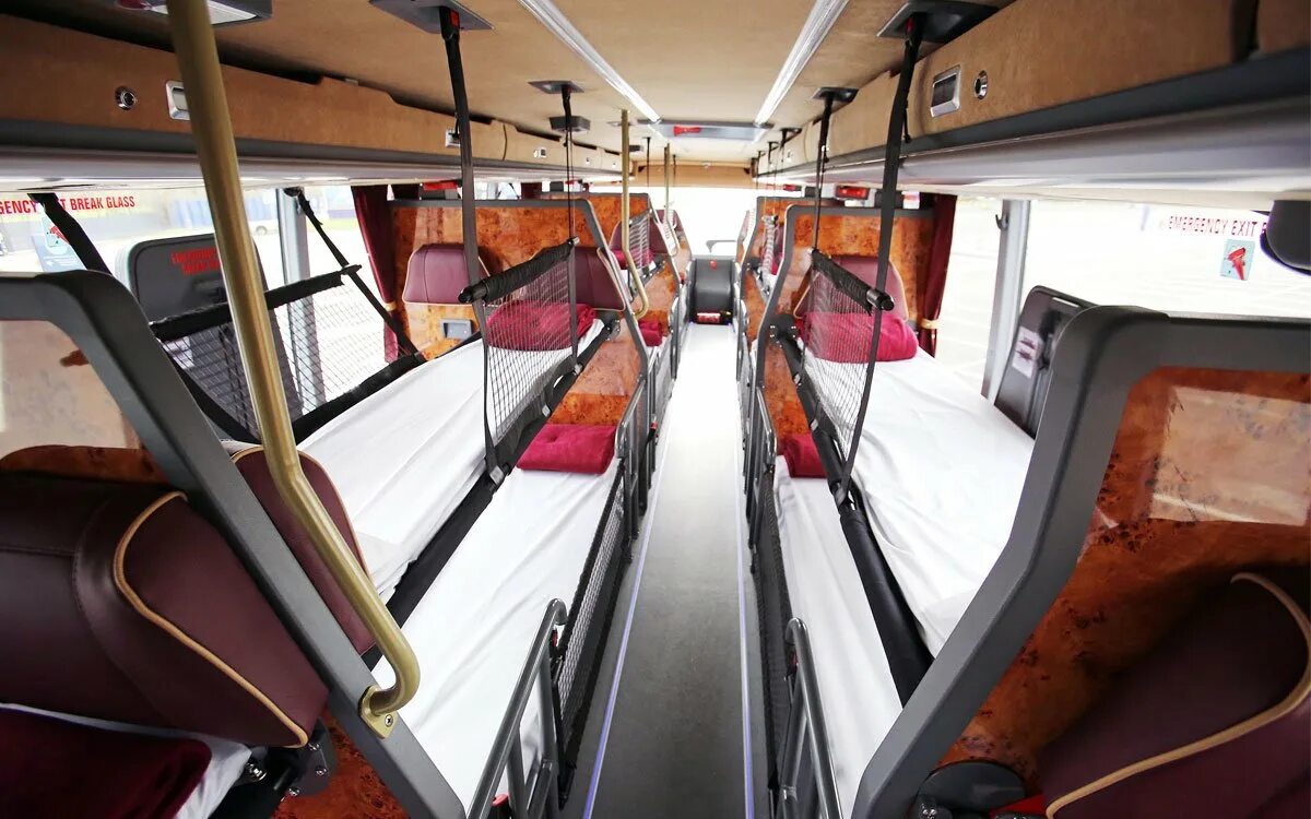Туристические автобусы с лежачими местами. Туристические автобусы со спальными местами. Автобус с лежачими местами. Двухэтажный автобус со спальными местами.