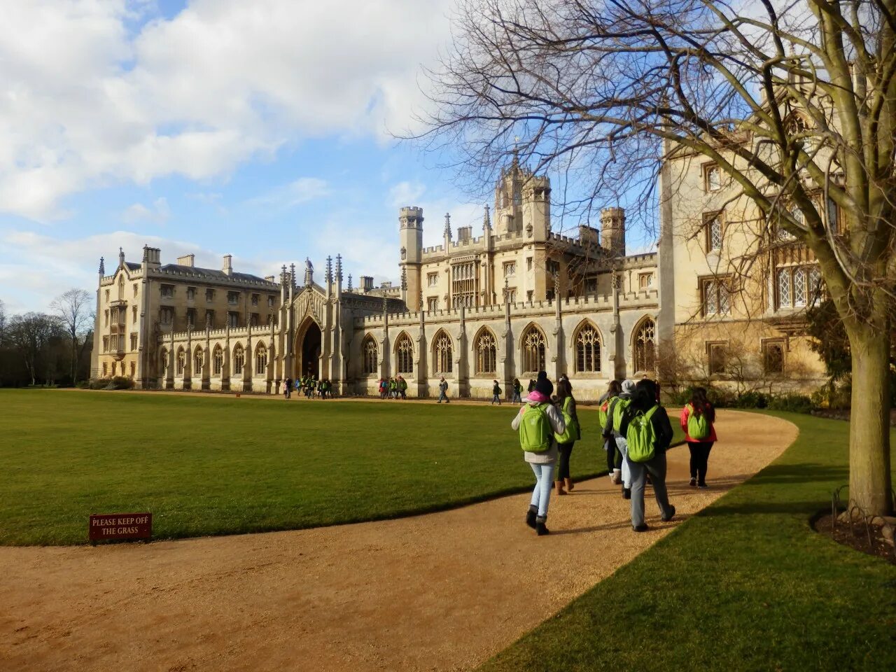 Students cambridge cambridge university. Кембриджский университет в Англии. Кембридж университет главный корпус. Кристи колледж Кембридж. Кембридж университет 1209.