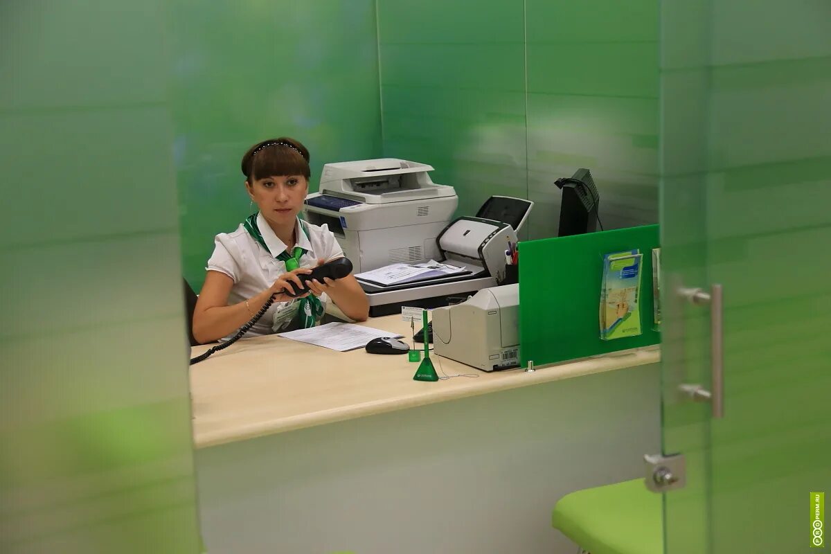 Кассир операционист в банк. Сбербанк работники. операционист в банке. кассир в банке. рабочее место операциониста в банке.