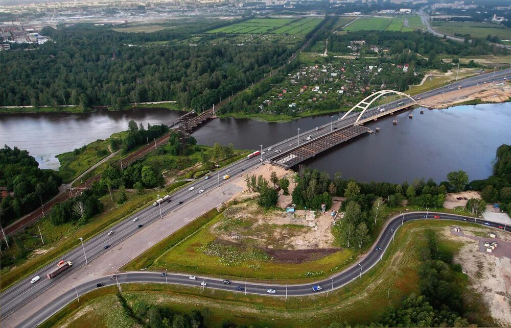 Дорога пересекает реку. Мост реки Охты СПБ Ржевка. Мост через Охту на КАД. Мост в воздухе. Ржевка КАД.