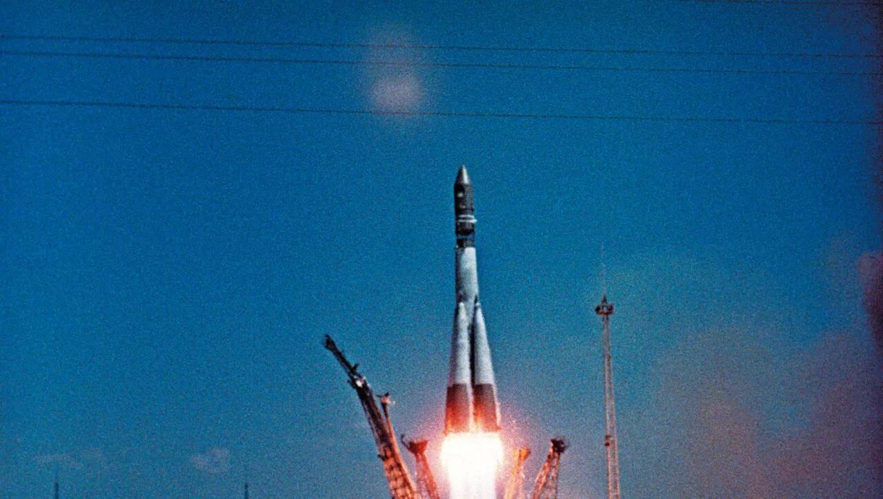 Фото ракеты гагарина. Байконур Восток 1 1961. Ракета Юрия Гагарина Восток-1. Космический корабль Гагарина Восток 1. Космический корабль Восток Юрия Гагарина 1961.