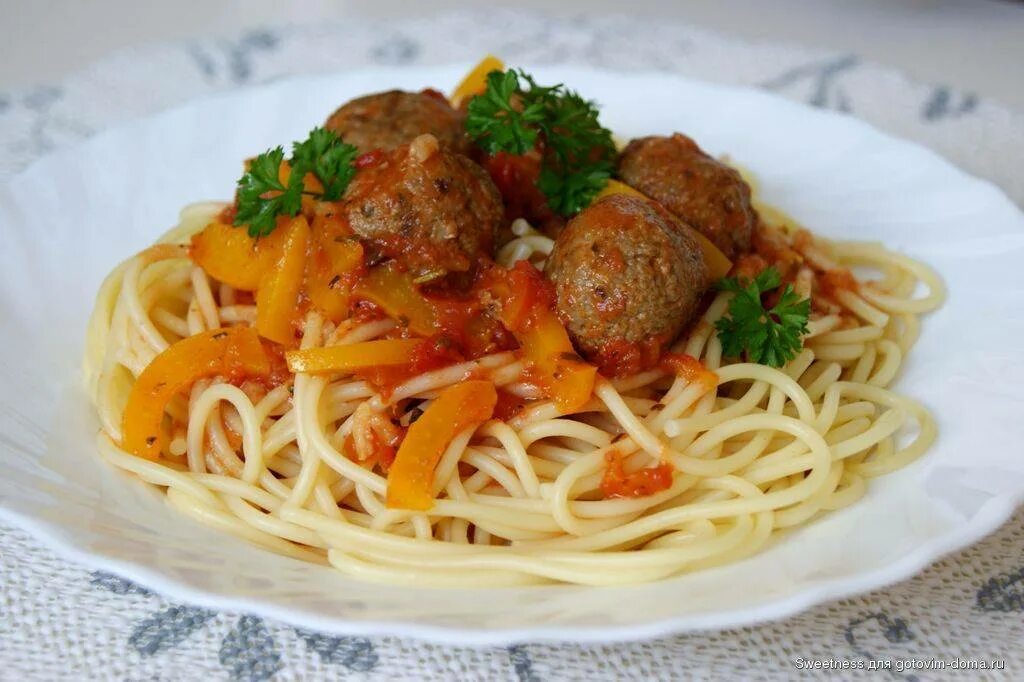 Паста с тефтелями в томатном соусе итальянская. Спагетти с мясными шариками. Тефтели с макаронами. Тефтелька с макаронами в томатном соусе. Макароны с фрикадельками в томатном.