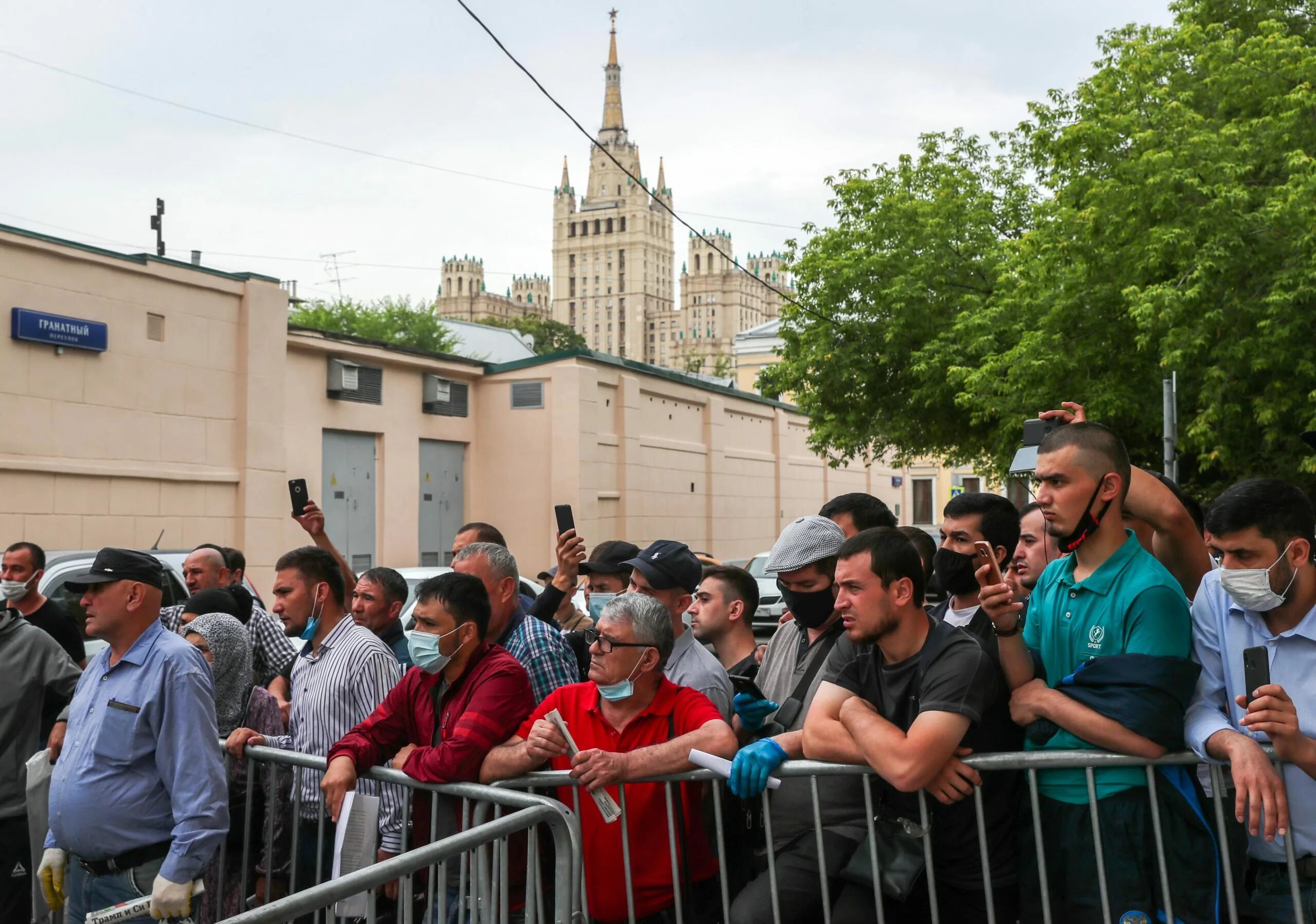 Протест против мигрантов в питере. Трудовые мигранты. толпа мигрантов. мигранты в москве. рабочие мигранты.