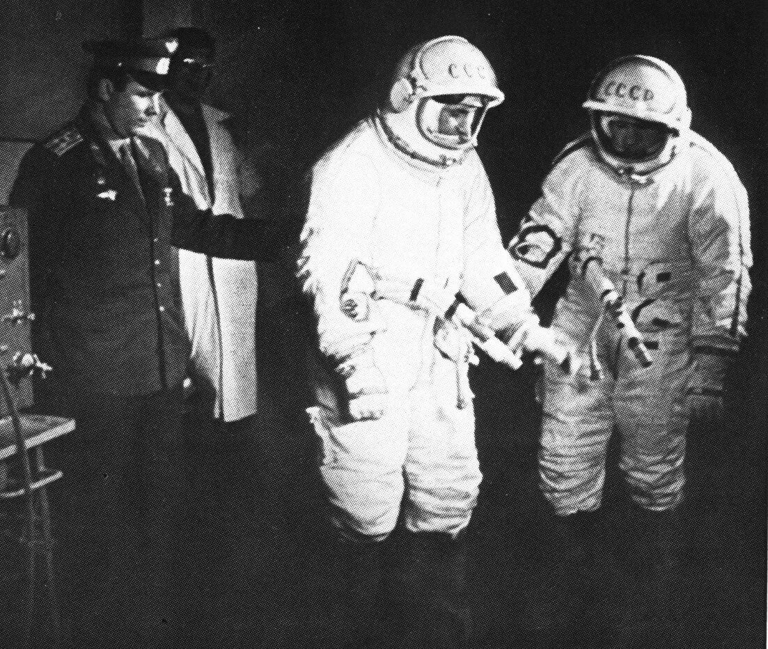 алексей леонов в космосе. алексей леонов космический корабль восход-2. космонавты восход 2 леонов и беляев. павел беляев и алексей леонов полет в космос. леонов и беляев космонавты.