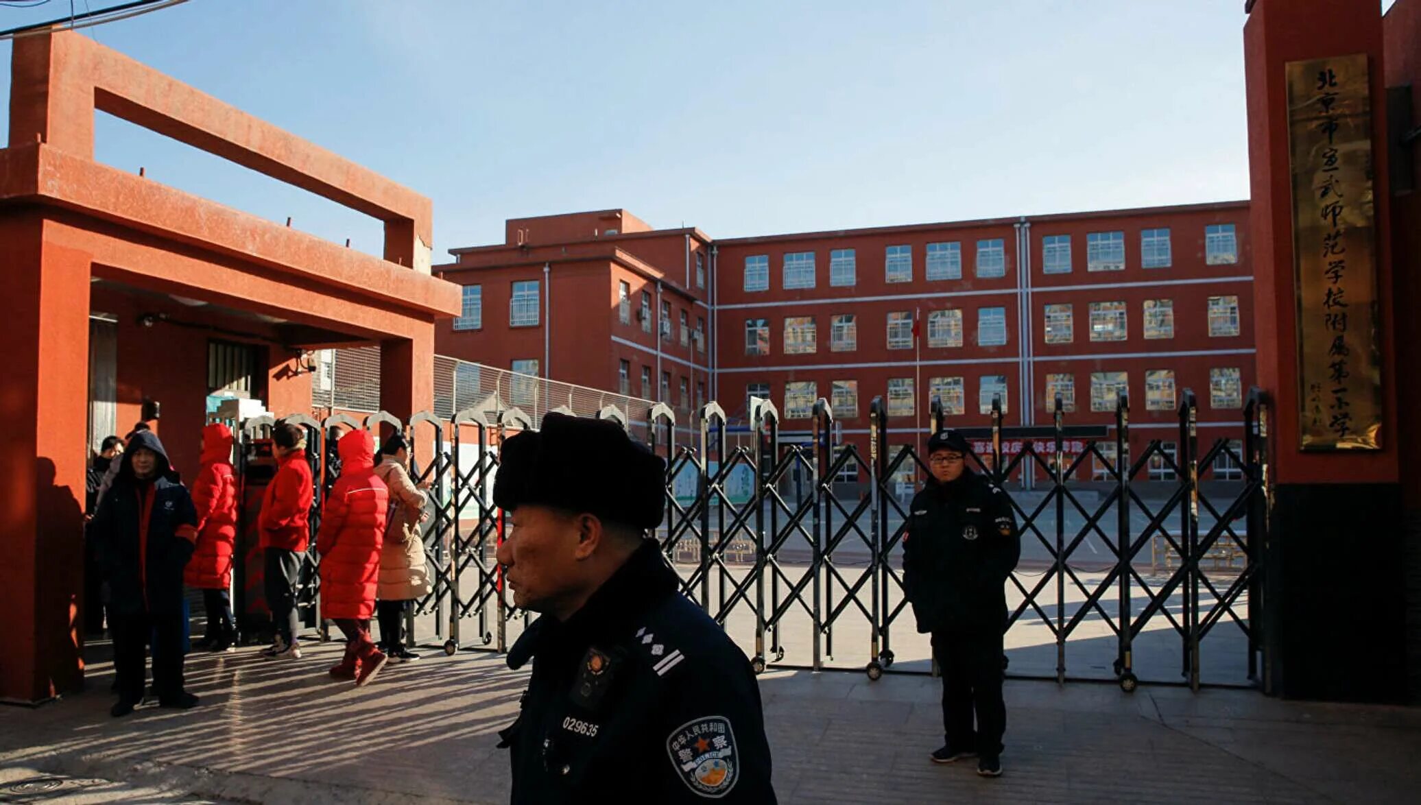 Детский сад нож. Школа в Пекине. Охрана в китайской школе. Китай Пекин школы. Охраняемая школа в Китае.