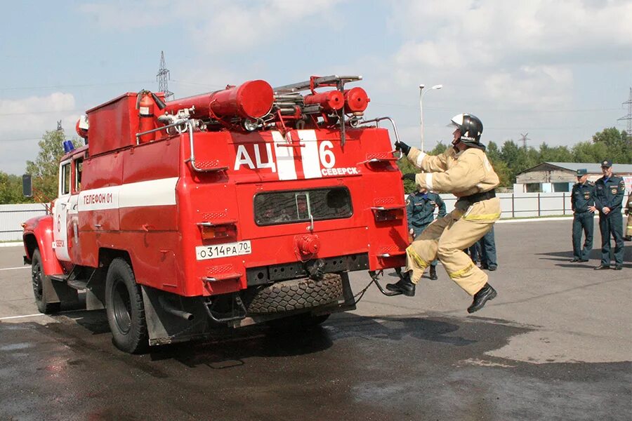 Посадка пожарных в автомобиль