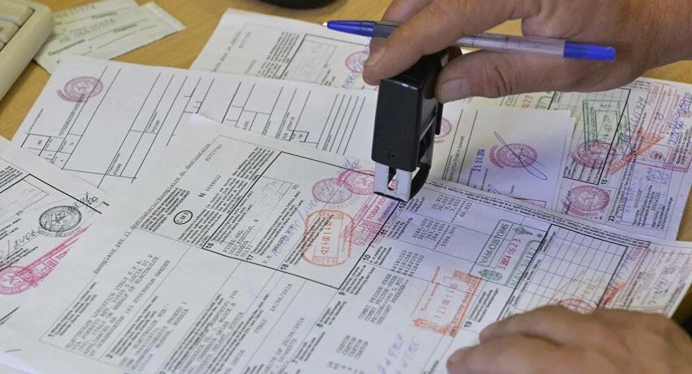 Декларирование грузов. Электронное декларирование в таможне. Таможенное оформление таможенное декларирование. Таможенники заполняют документы. Таможенное оформление таможенное декларирование.