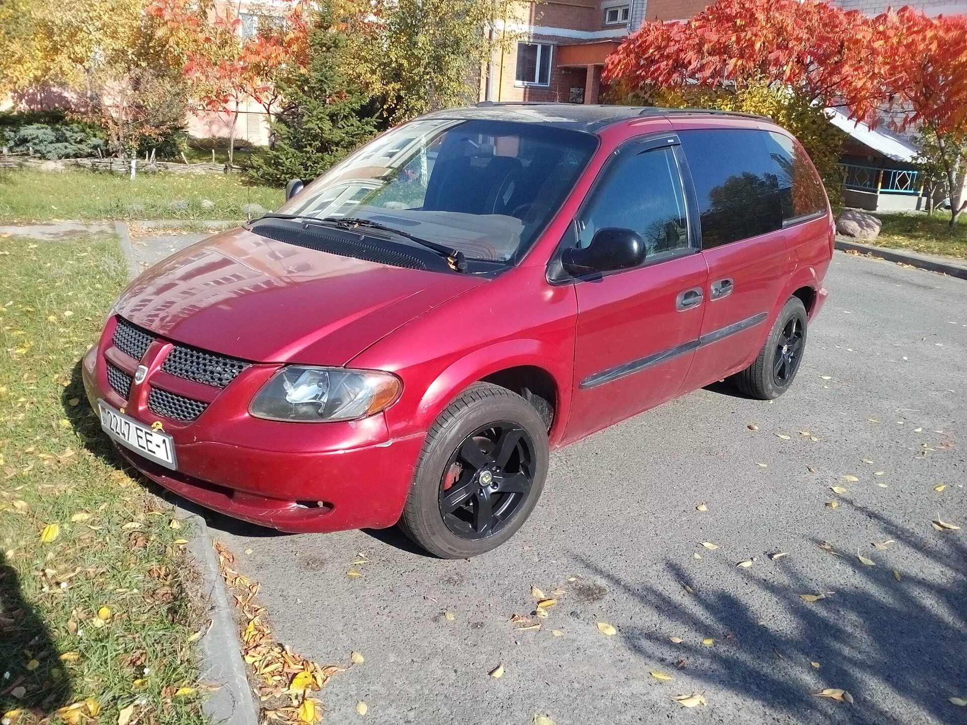 Диски на додж караван. Dodge Caravan 2004 красный. Додж Караван 4. Додж Караван 5. Додж Караван 3.