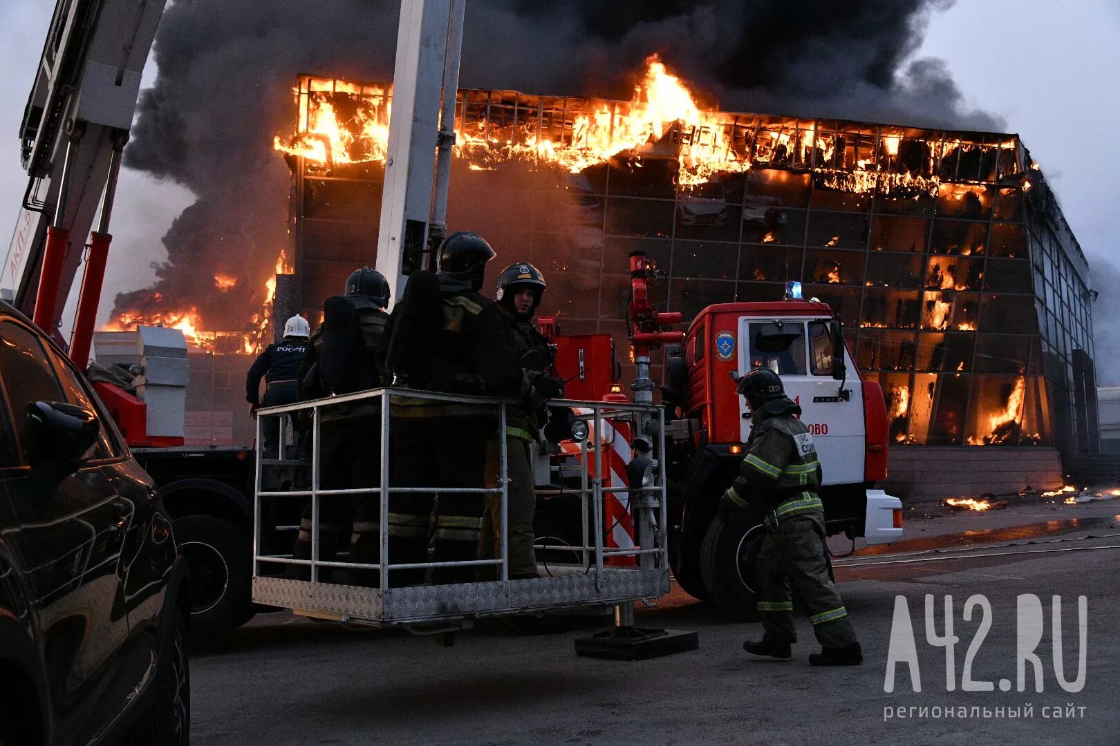 Какой пожар в кемерово. Пожар в автосалоне Кемерово. Пожар в Кемерово сейчас. Сгорел автосалон в Кемерово. Горит автосалон.