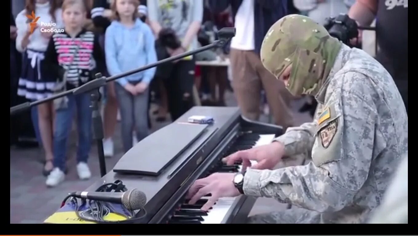Пианист экстремист. Спецназовец играет на пианино. ОМОНОВЕЦ играет на пианино. Спецназ на пианино. Мем играет на пианино