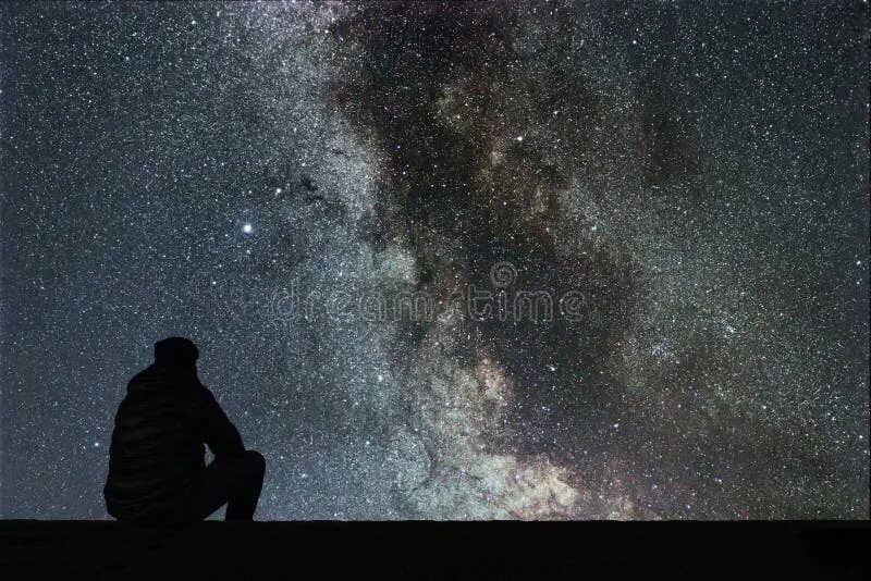 По ночам несмотря на звездное небо сырая. Млечный путь на небе. Млечный путь человек силуэт. Человек смотрит на Млечный путь. Далёкий силуэт человека Млечный путь.