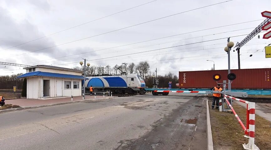 Переезд лида. Переезд лида. Vauxhall astra фургон. Дорожные знаки железнодорожные. Жд переезд около гаи лида.