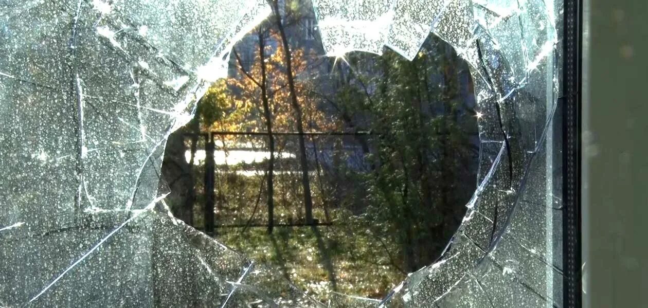 Разбитое стекло. Разбитое окно. Разбитое окно в школе. Разбитое стекло в окне.