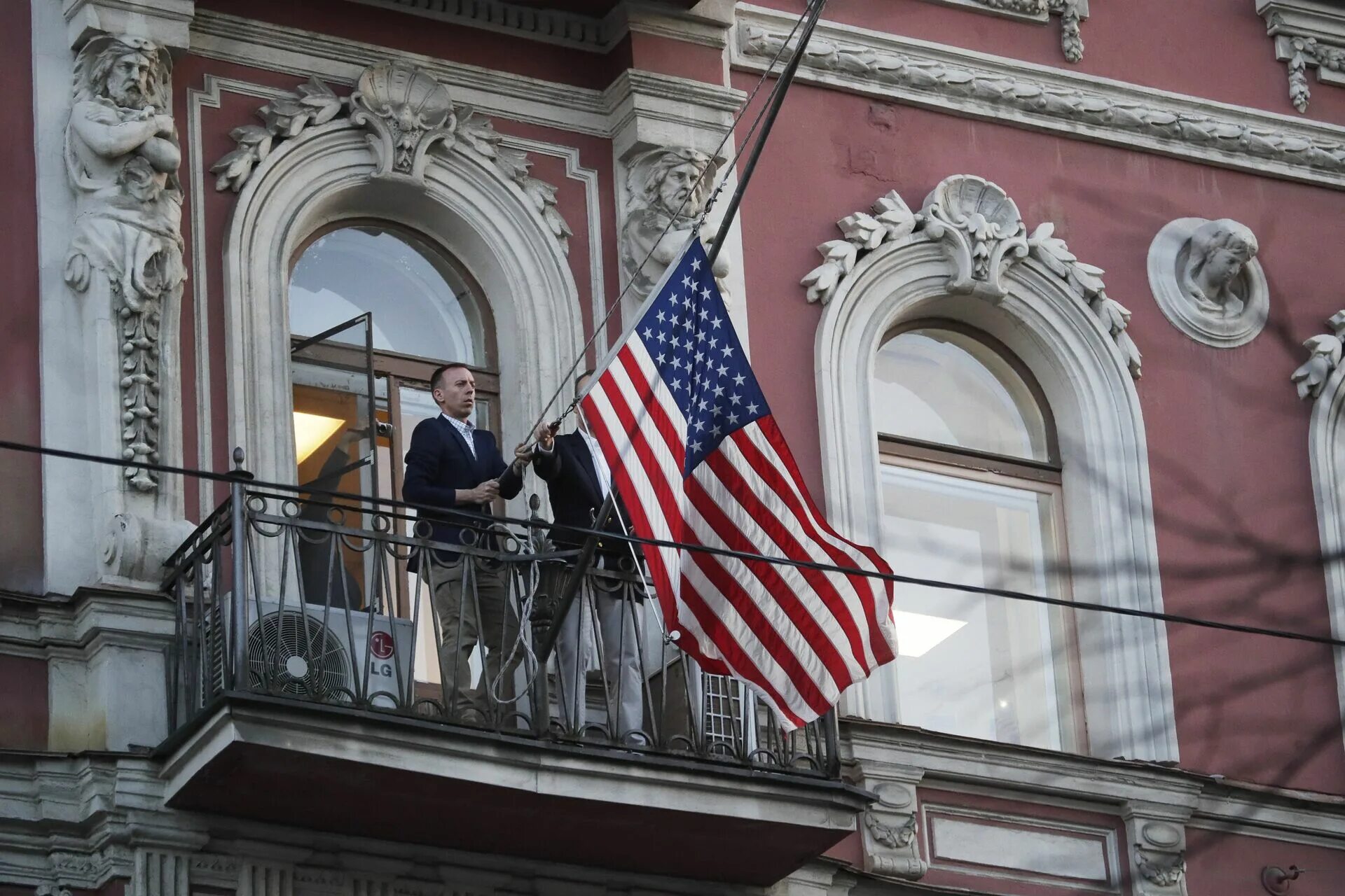 Генконсульство США В Санкт-Петербурге. Здание генконсульства Франции в Санкт Петербурге. Посольство США В СПБ. Американское консульство в Москве. Посольство сша и британии