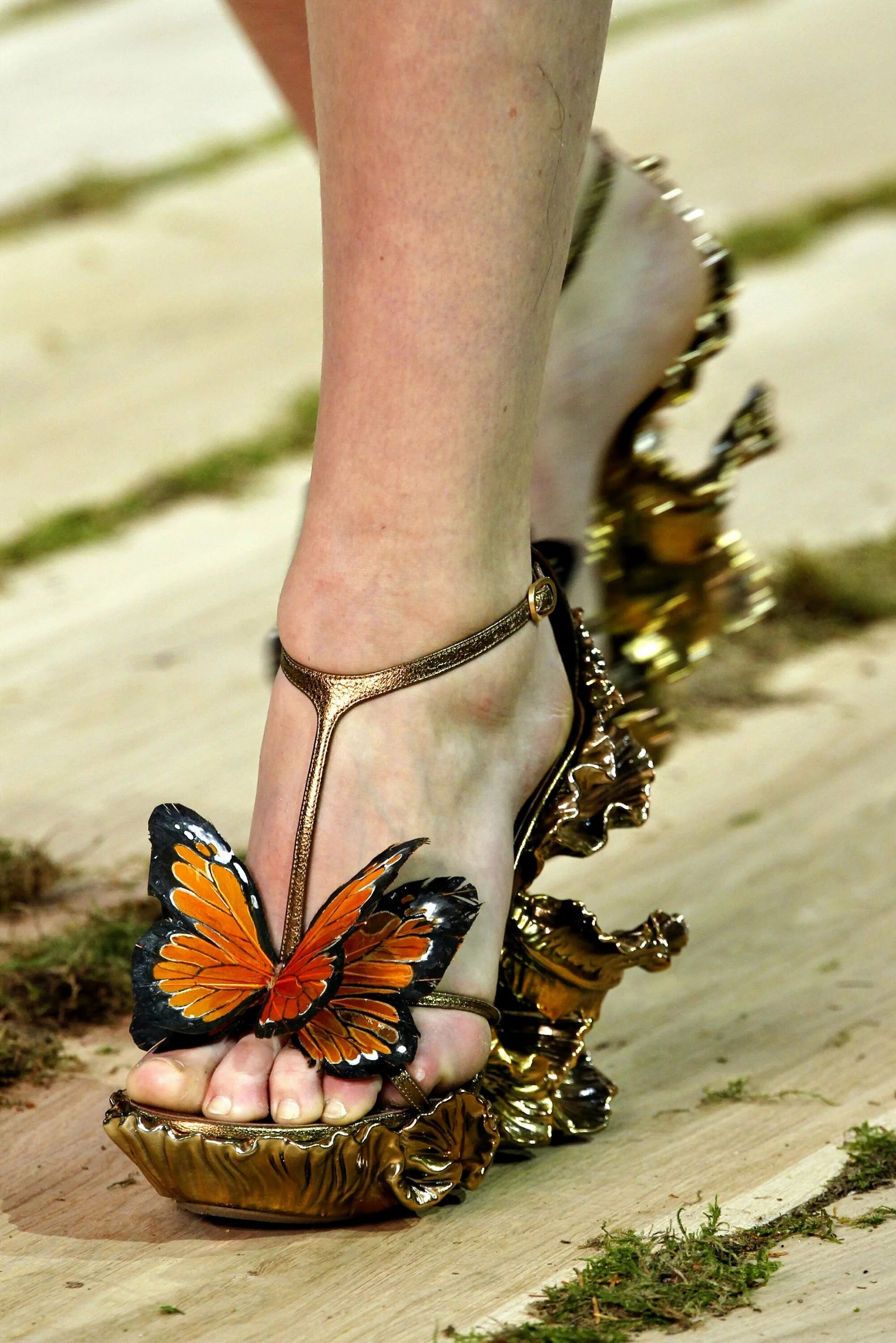 Самые ботинок. Alexander MCQUEEN ботинки. Туфли Alexander MCQUEEN. Необычные туфли.
