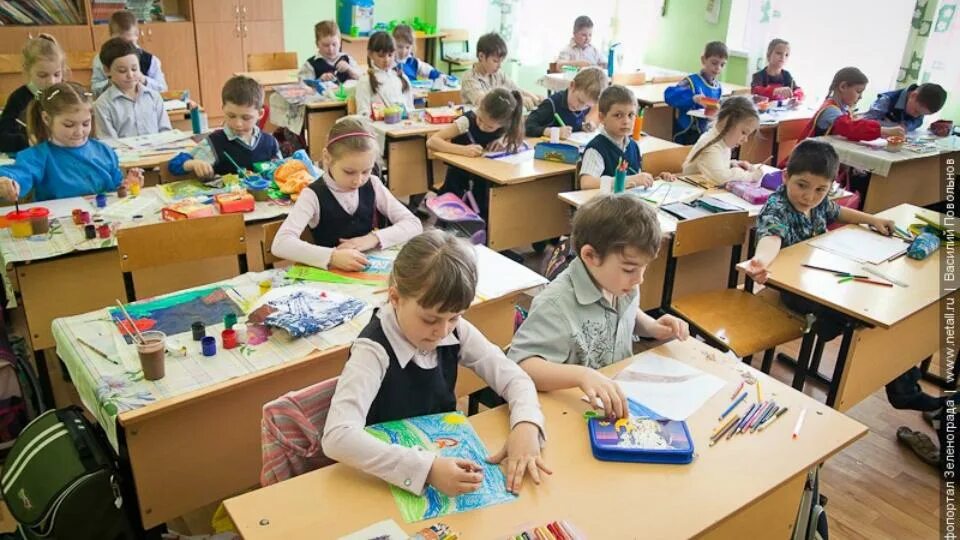 Как проводить уроки в первом классе. Школьники в классе. урок в школе. класс с учениками. урок в начальной школе.