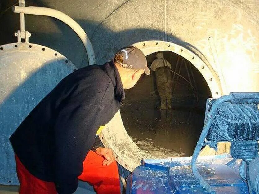 Мойка автомолцистерн. Очистить цистерну. Очиститель резервуаров. Зачистка рвс от нефтепродуктов. Пропарка вагонов мазута цистерна.