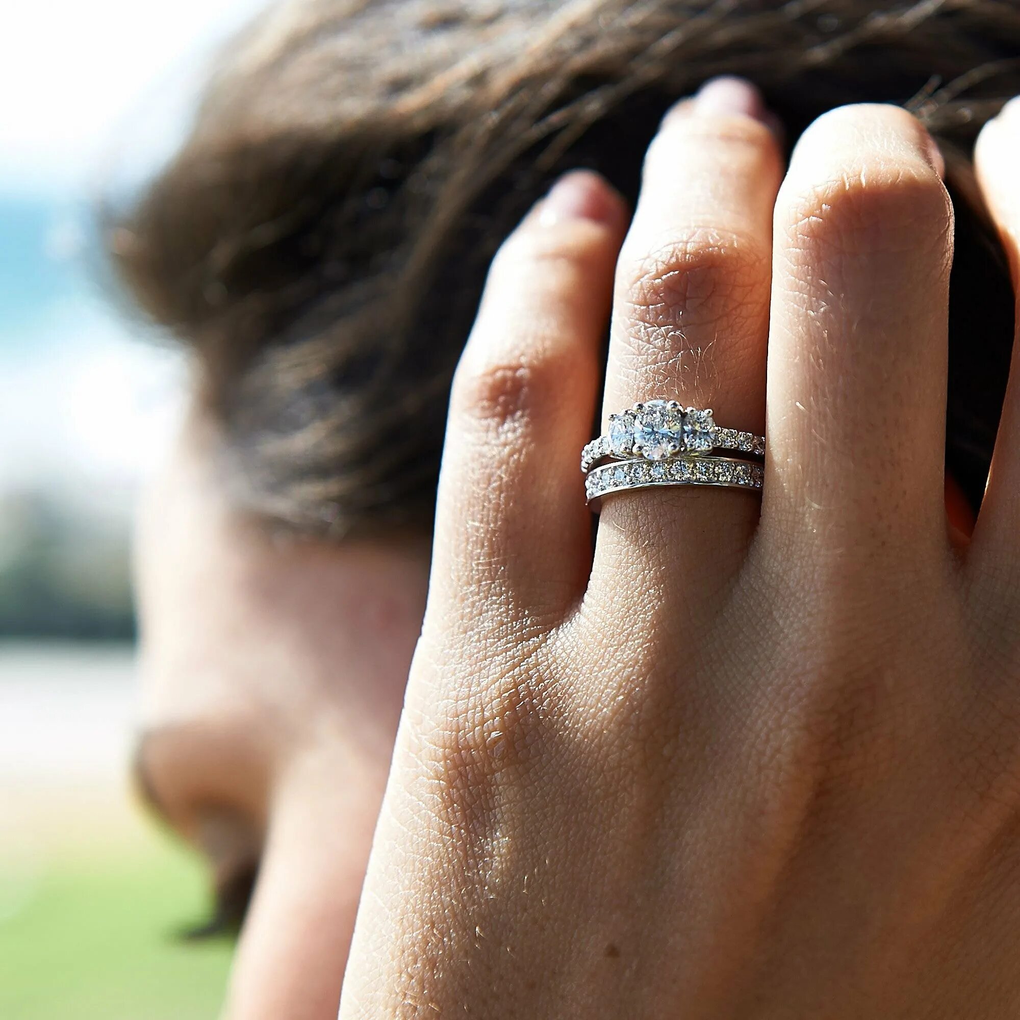 Помолвочное кольцо. Обручальное и помолвочное кольцо. Кольцо помолвочное и обру. Красивые обручальные кольца на руках.