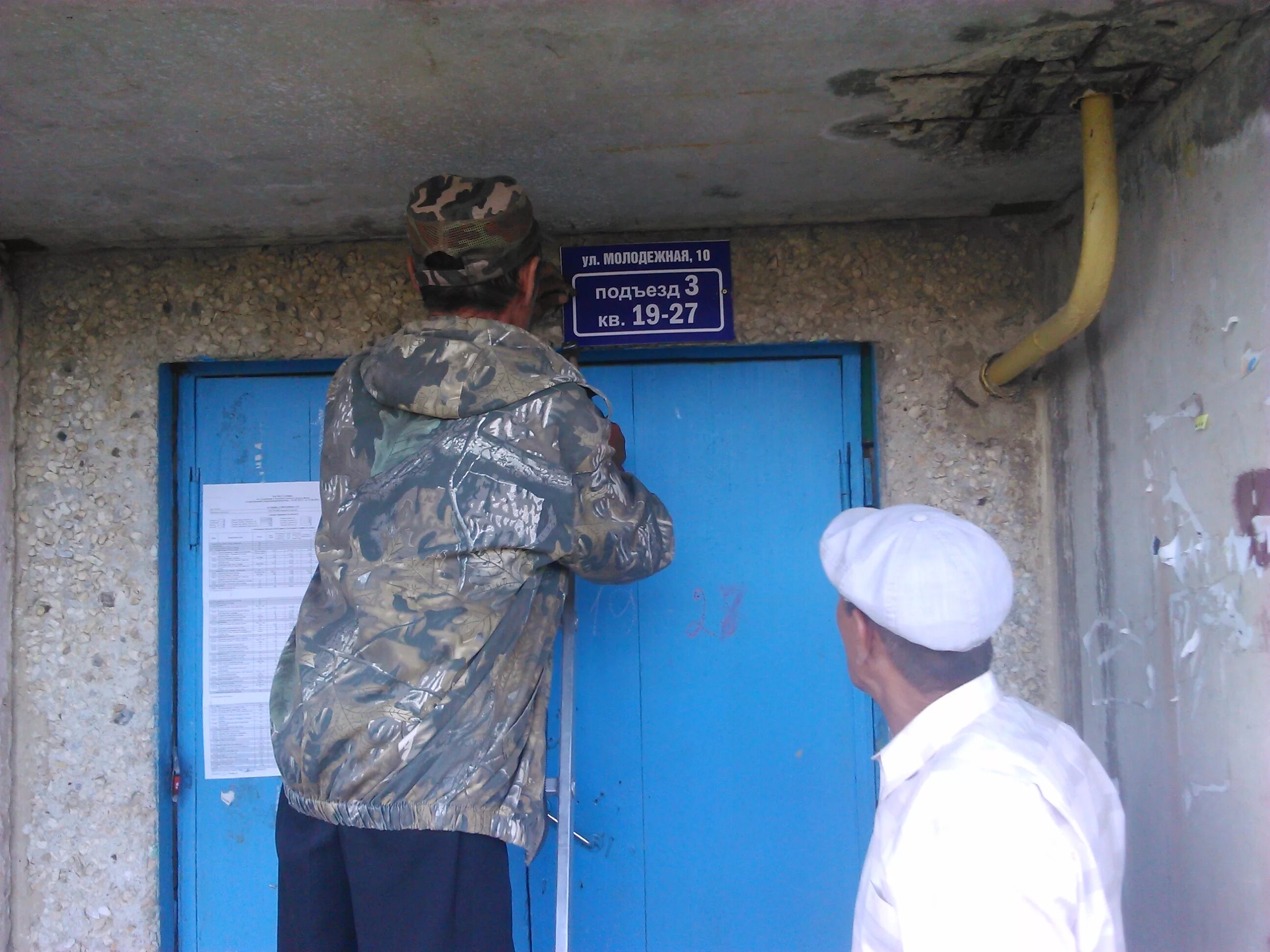 справа налево. дверь квартиры на лестничной клетке. знак безопасности e13 напр. подъезды справа налево. нумерация подъездов.