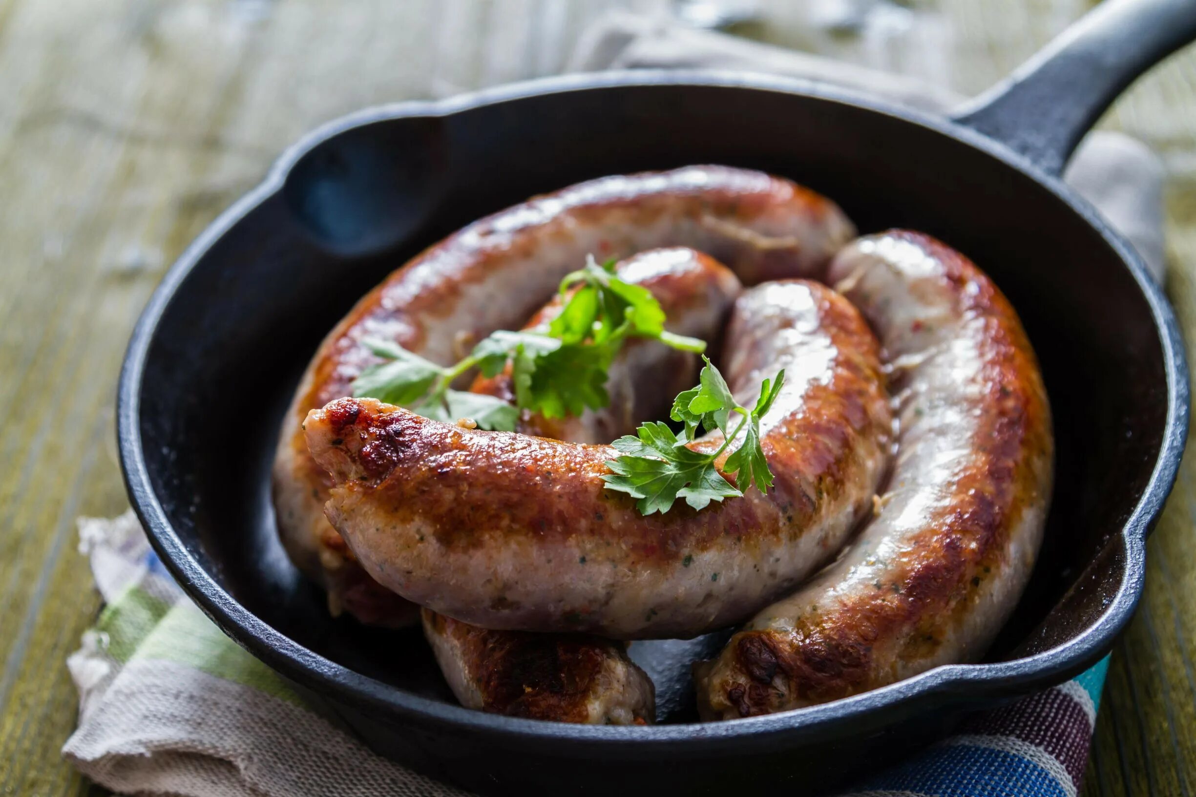 Сколько жарить купаты на сковороде свиные. Жареные колбаски, купаты. купаты жареные на гриле. купаты на сковороде. купаты жареные на сковороде.