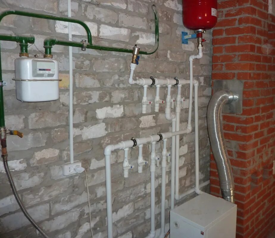 Подвод газа к дому. Газовая труба в частном доме. Разводка газовых труб. Монтаж внутреннего газопровода в частном доме. Внутренний газопровод.