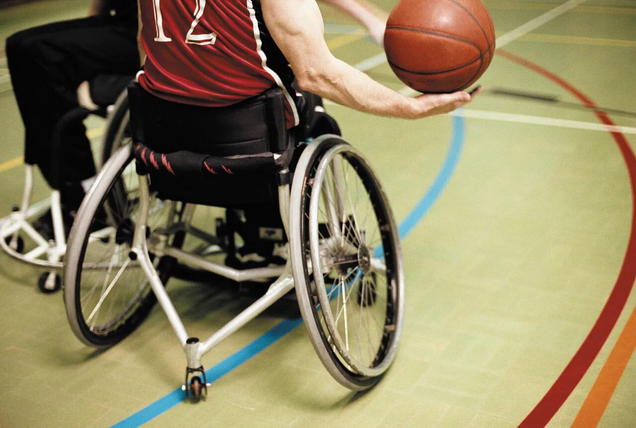 Инвалиды занимаются спортом. Спорт для инвалидов. Спортивные инвалиды. Спорт с ограниченными возможностями. Спортсмены с ограниченными возможностями.
