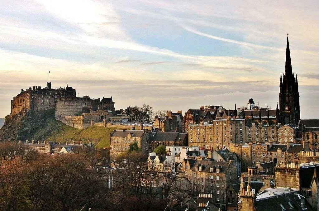 The capital of scotland is fame. Эдинбург Нью Таун. Олд Таун Эдинбург. Old Town and New Town в Шотландии. Шотландия, Эдинбург, «город мертвых».