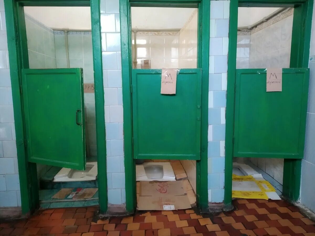 Современный туалет в школе. Metro 2033 биолаборатория. Туалет лаборатория новая версия. Современный общественный туалет. Общественный туалет.