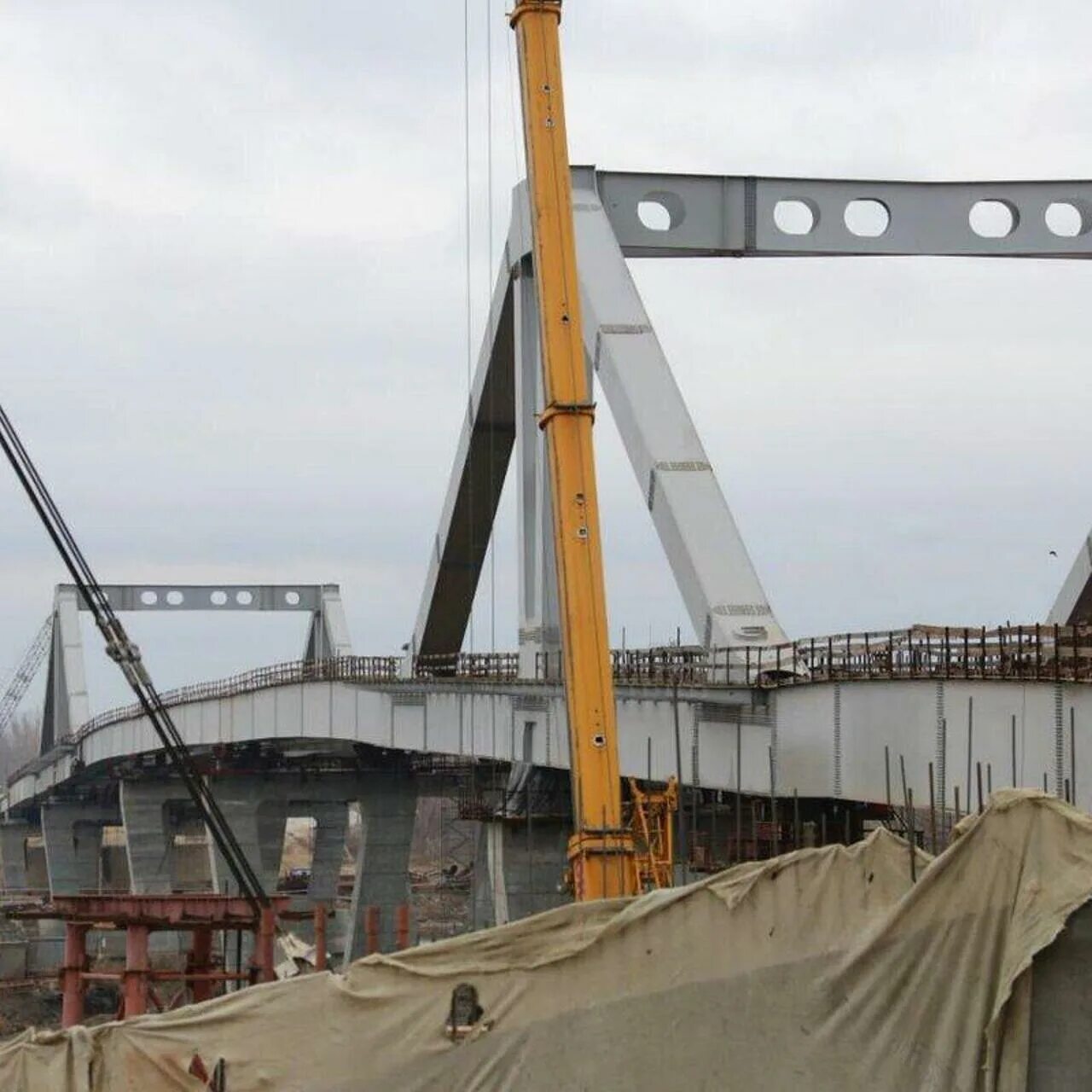 Мост дружбы орел фото. Белый ильмень мост. Крымский мост стройка. Белый ильмень астрахань мост. Опоры сваи керченского моста.