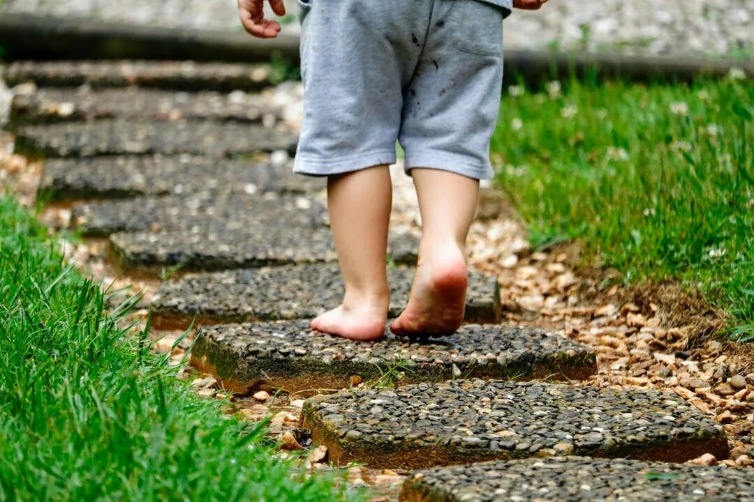 первые шаги ребенка. раннее детство. ходьба дети. и по земле ходить научился. и по земле ходить научился.