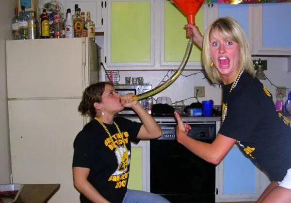 Прикольные пьяные девушки. Девушки пьют в гараже. Девушка пьет из воронки. Девушка пьет из воронки. Пиво через шланг.