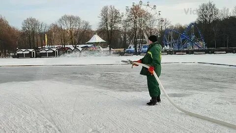 В парке залили каток