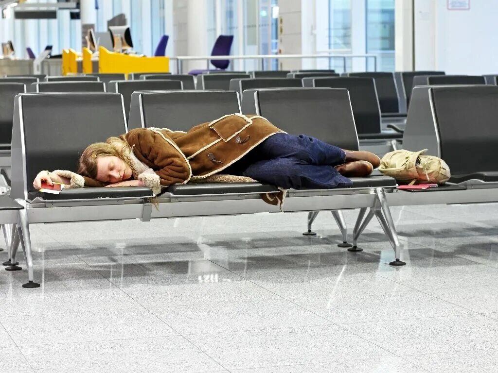 Переночевать в аэропорту. Ночевка в аэропорту. Ночлег в аэропорту. Где спать в аэропорту. Люди спят в аэропорту.