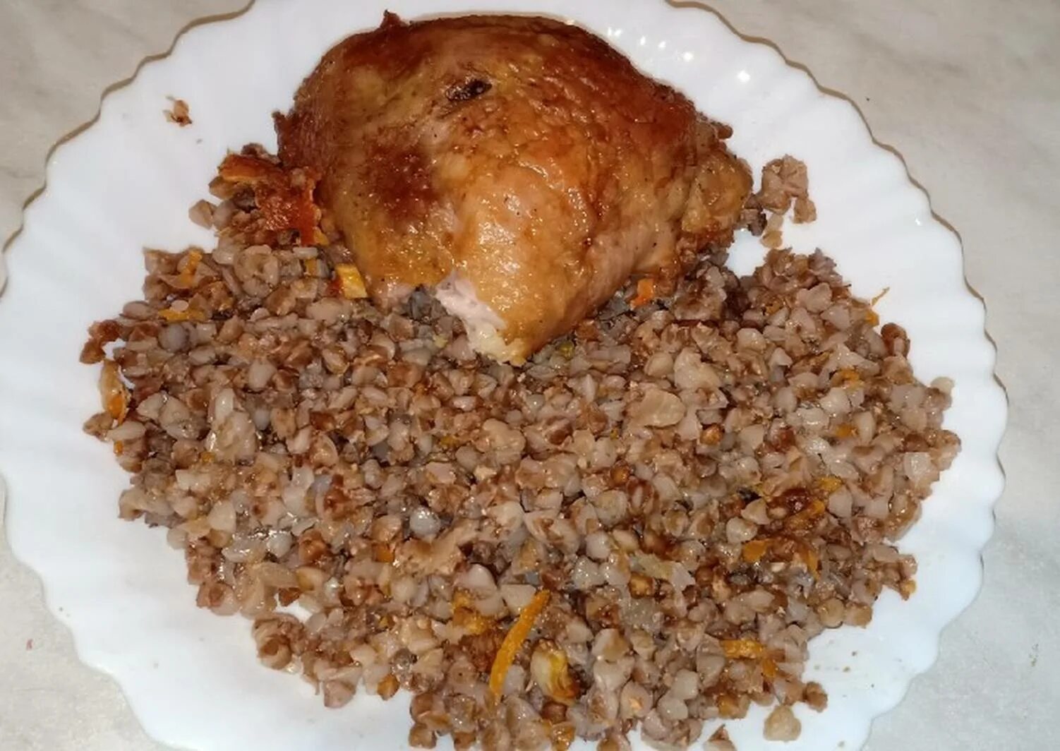 Гречка с курицей в духовке. Каша с курицей в духовке. Курица запеченная с гречкой в духовке. Гречка с куриным филе в духовке. Гречка с курицей.