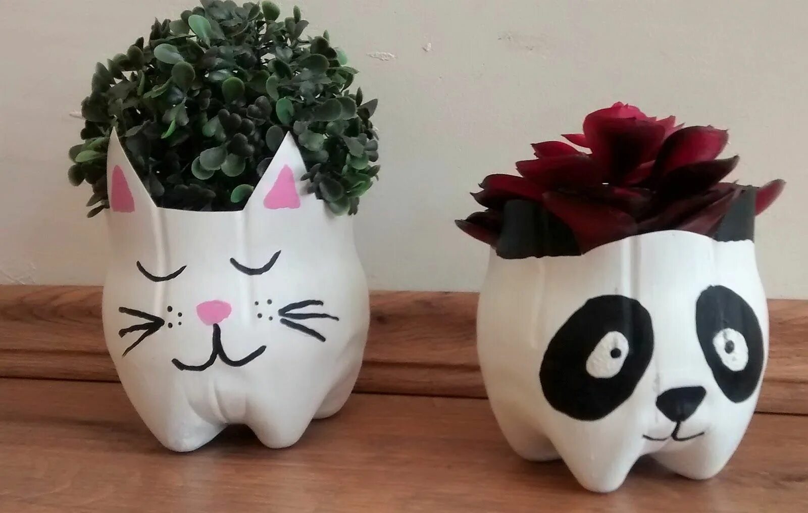 горшок из баклажки для цветов. кашпо из пятилитровых бутылок. кашпо из пластиковых бутылок. сделать горшок из бутылки. цветочные горшки из пластиковых бутылок.