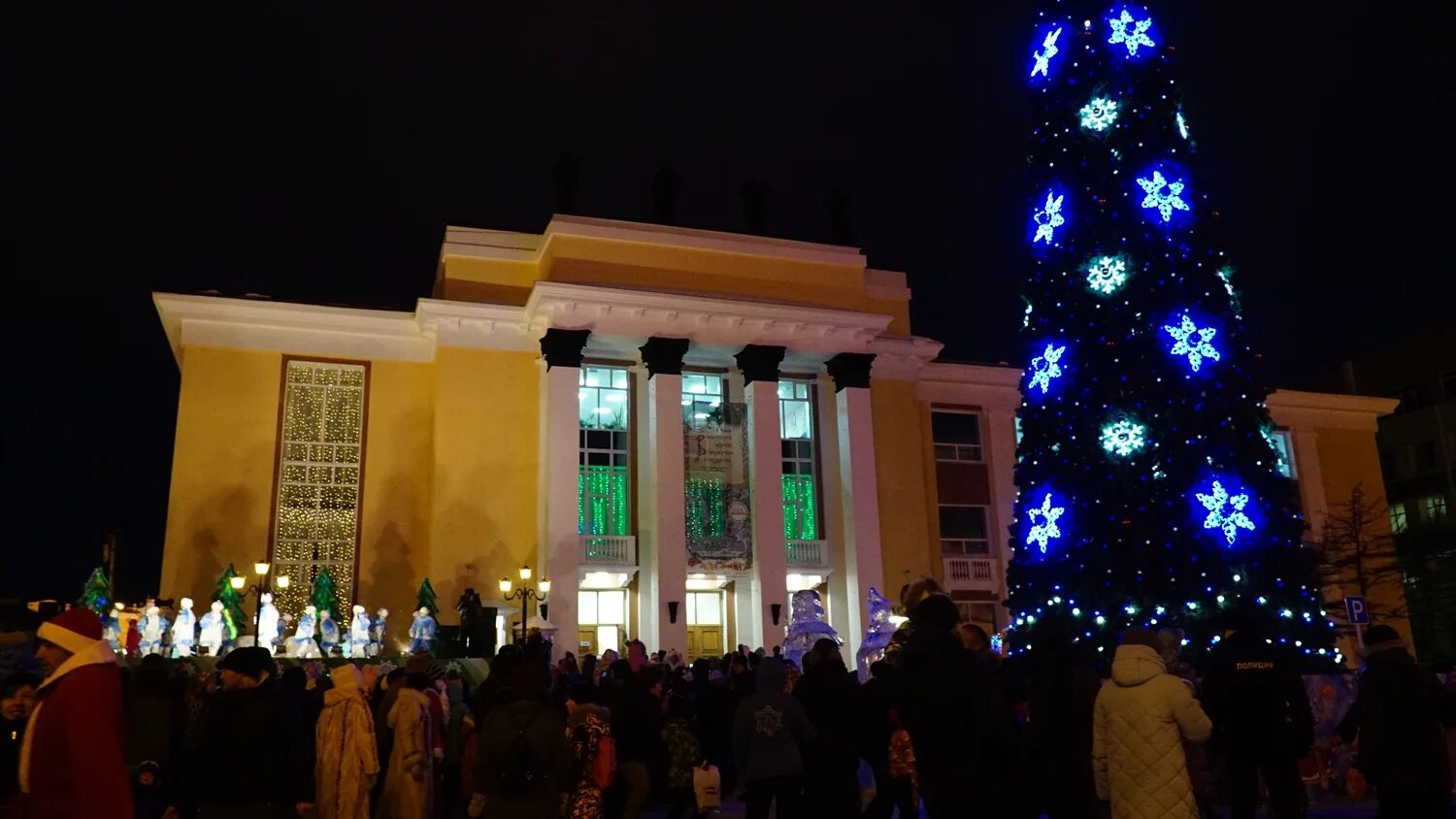 Во сколько в магадане новый год. Театральная площадь магадан. елка на театральной площади магадан. елка в драмтеатре магадан. магадан новый год театральная площадь.