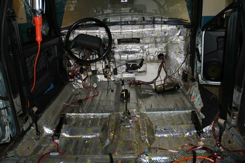 Шумка для авто. Шумовиброизоляция 2121. Шумоизоляция автомобиля нива 2121. Сколько шумки. Шумоизоляция авто шумофф салон.