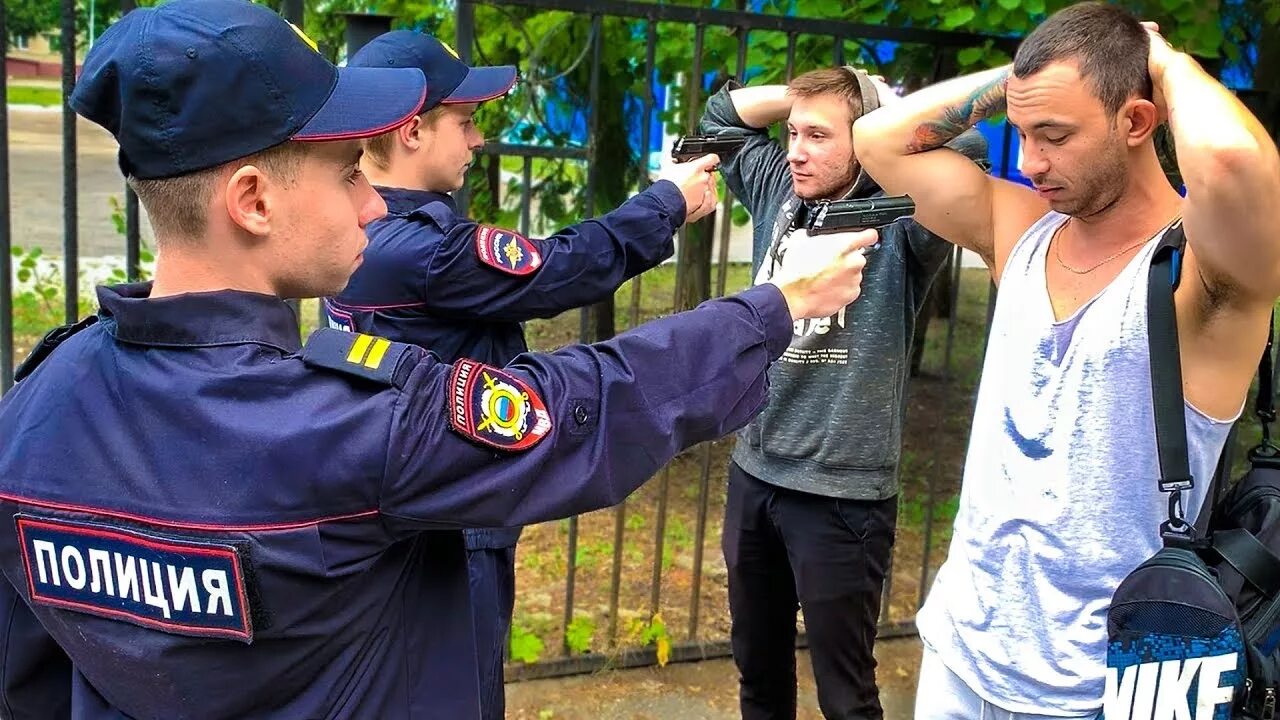 Поймал милицию. Макс Ващенко бандиты. Макс Ващенко полицейский. Полицейский ловит преступника.