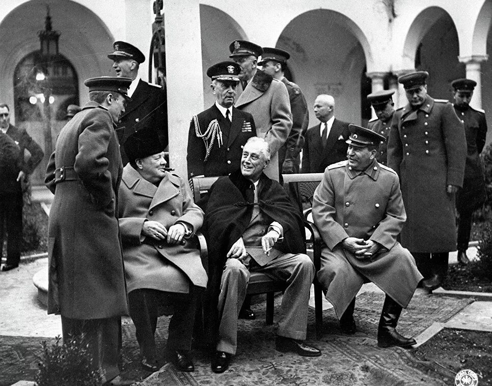 Где в феврале 1945 года. Сталин Рузвельт и Черчилль на Ялтинской конференции. Рузвельт Черчилль Сталин конференция Ялта. Ялтинская конференция 1945 года. Ливадийский дворец Сталин Рузвельт Черчилль.
