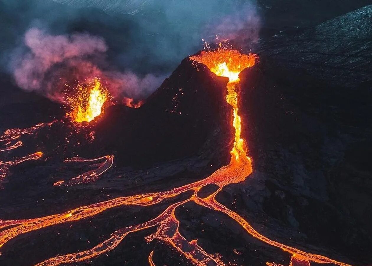 Извержение вулкана фаградальсфьядль (2021). Исландия вулкан Эйяфьятлайокудль извержение 2010. Вулкан в Исландии фаградальсфьядль. Вулкан лаки Исландия 1783 год. Сильные землетрясения извержения вулканов мощные гейзеры