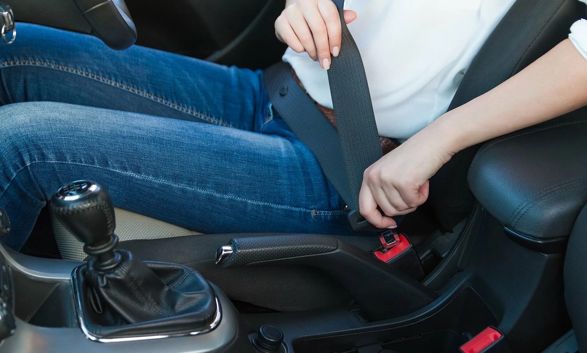Ремень безопасности вольво. Непристегнутый ремень. Driver seat belt. Ремень безопасности. Пристегнутые в машине.