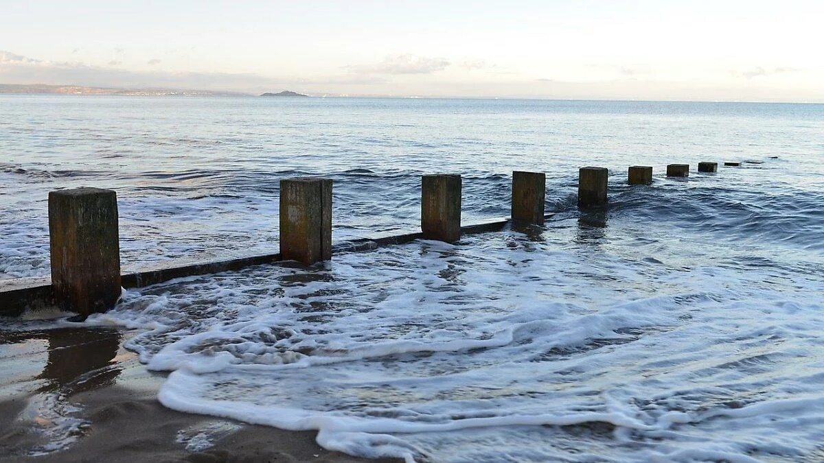 Верхнее море уровень моря. Повышение уровня воды в океане. поднятие уровня моря. подъем воды в океане. подъем уровня моря.