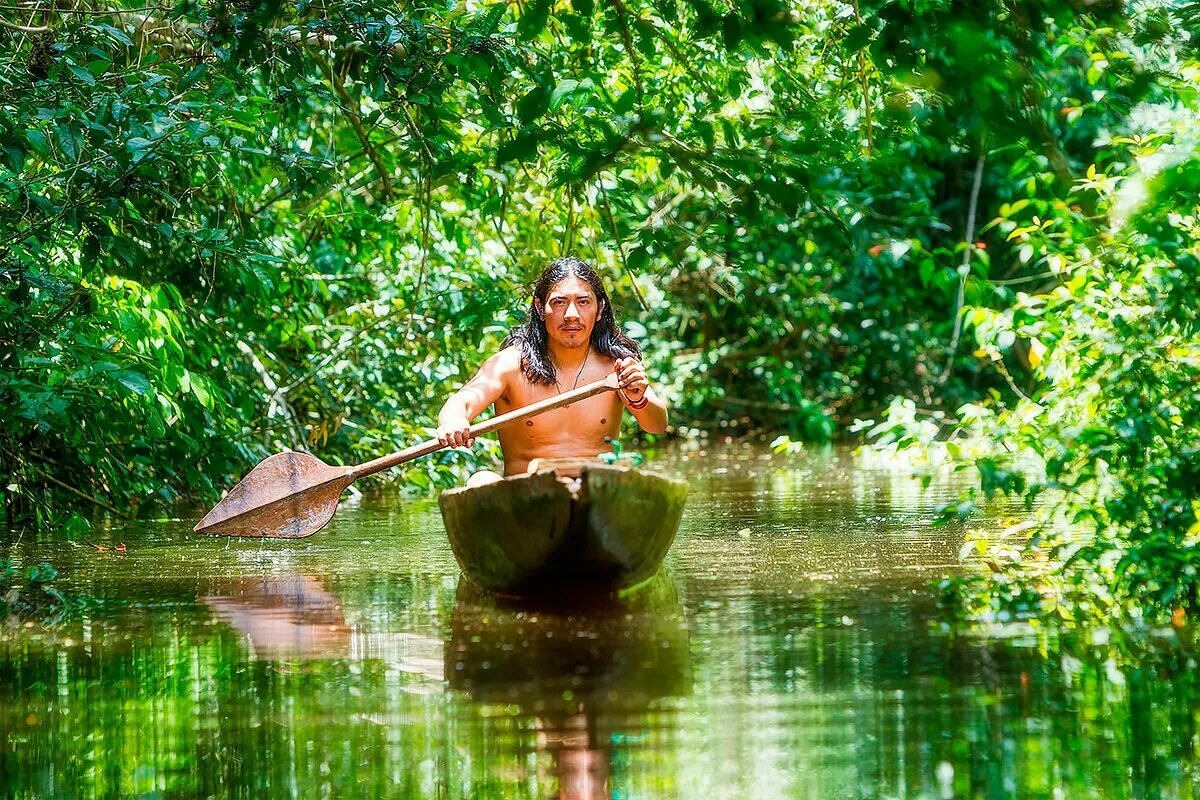 Индейцы джунглей. Индейцы Амазонии каноэ. Лодка в джунглях. Лодки Амазонии. Индейцы амазонки.