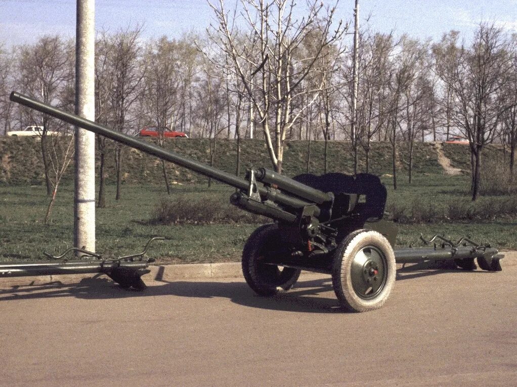 Пушка зис 57 мм. ЗИС-2 57-мм противотанковая пушка. 57-Мм противотанковая пушка СД-57. Снаряд 57 мм ЗИС-2. Артиллерия ЗИС 2.
