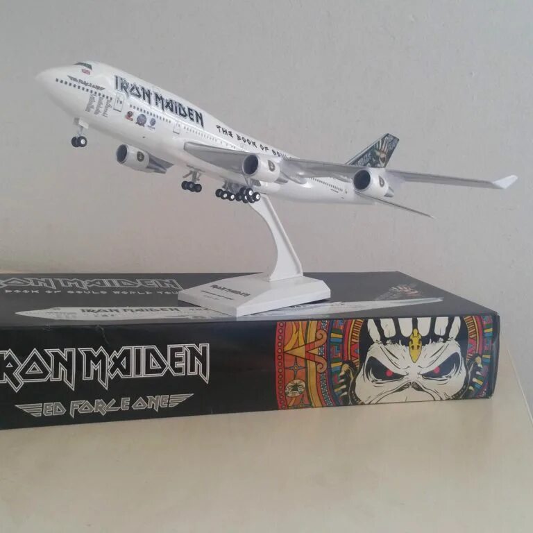 Самолет Iron Maiden. 747 Iron Maiden. Самолет Iron Maiden внутри. Модель самолета Боинг Айрон мейден. Ту май айс